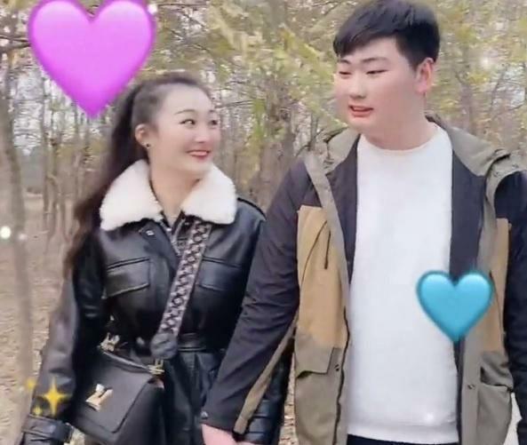 大衣哥儿媳妇被曝怀孕陈亚男肚子微微隆起邻居直指好像在孕期