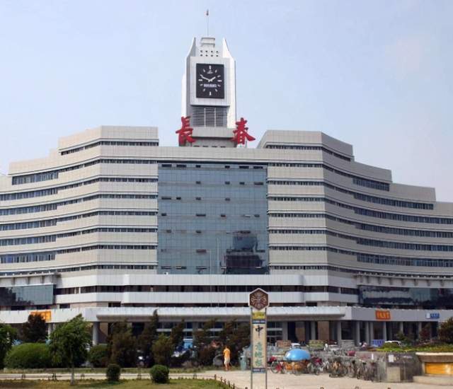 长春黑道往事:黑老大"小贤"被仇杀,出殡当天撒了不少真钱