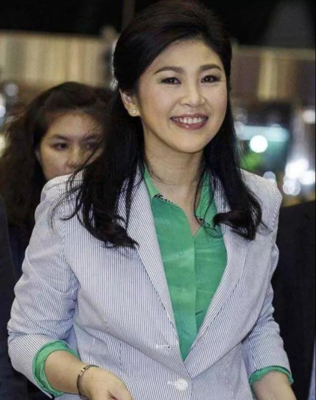直击英拉女士的经典美照:年过五十,仍然亭亭玉立美如