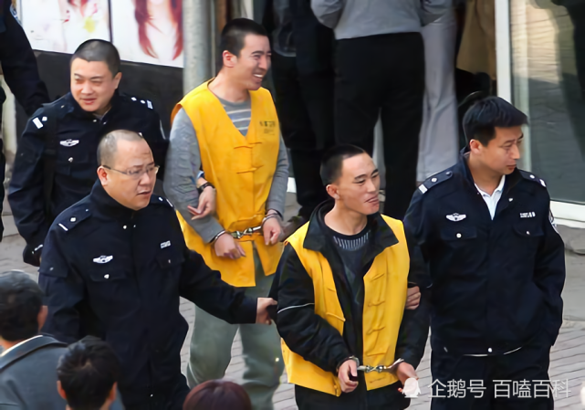 车子立即被刹停,两名刑警随即将李彦青拉出车外,他们走到一块空旷的