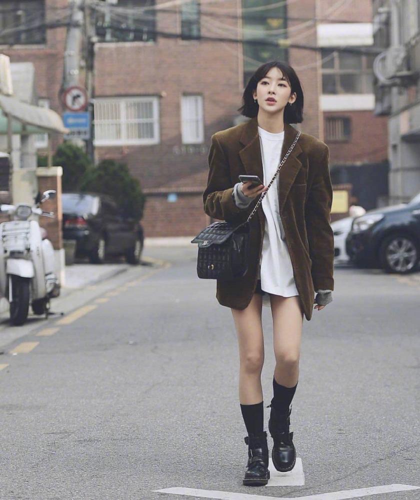 韩国街拍下的时尚造型,真的是潮流中的典范,你更加喜欢哪一套