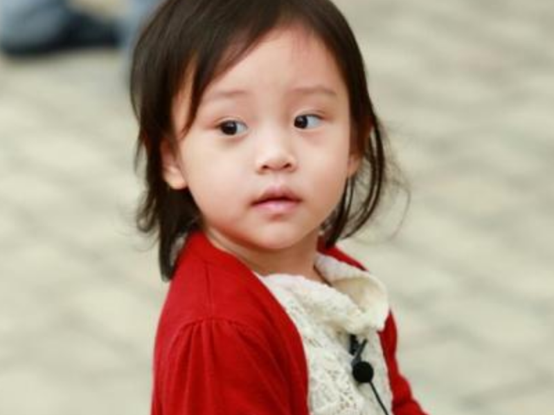 本以为甜馨长大够精致了,看见奥莉,才知道什么是女神诞生了!