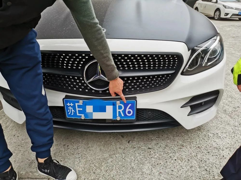 一辆白色奔驰前后号牌不一致