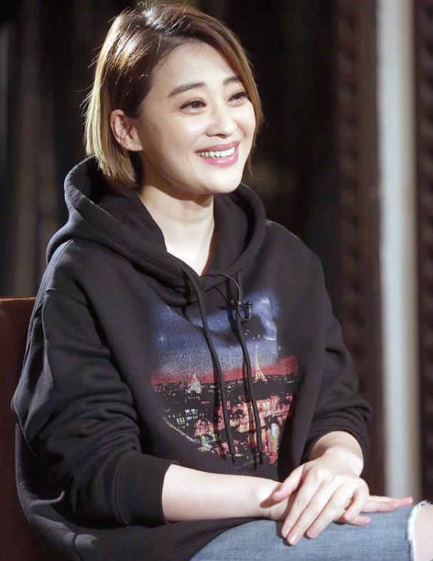 梅婷眼角皱纹清晰,但对着镜头依然自信,中年女性也有成熟的美!