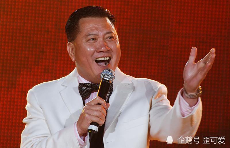 万梓良出席内地商演,众多观众前去捧场,现场非常热闹