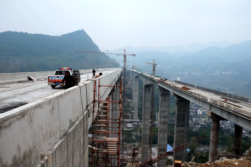 重庆修建一条耗资168亿的高速公路,是渝湘高速公路重要辅助通道