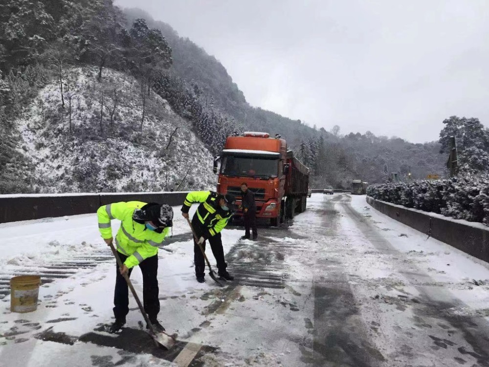 大雪封路雅西高速泥巴山路段再次交通管制管制解除时间待定