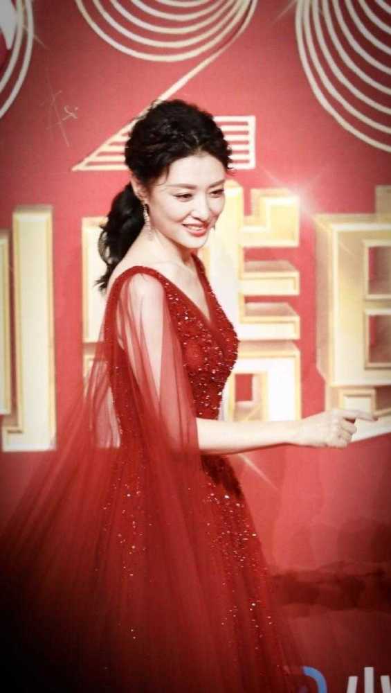 周涛的"美"非一般,穿红色薄纱连衣裙配低马尾,美貌与气质并存