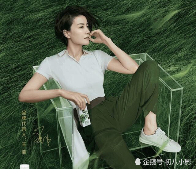 王菲个性短发配草绿高腰裤,51岁潇洒不羁,酷感十足