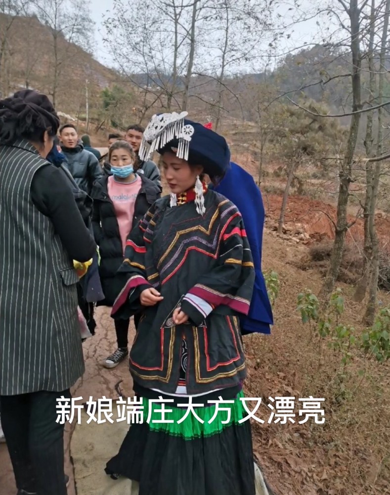 实拍四川凉山婚礼哥哥背着新娘送进山寨网友彝族姑娘太美了