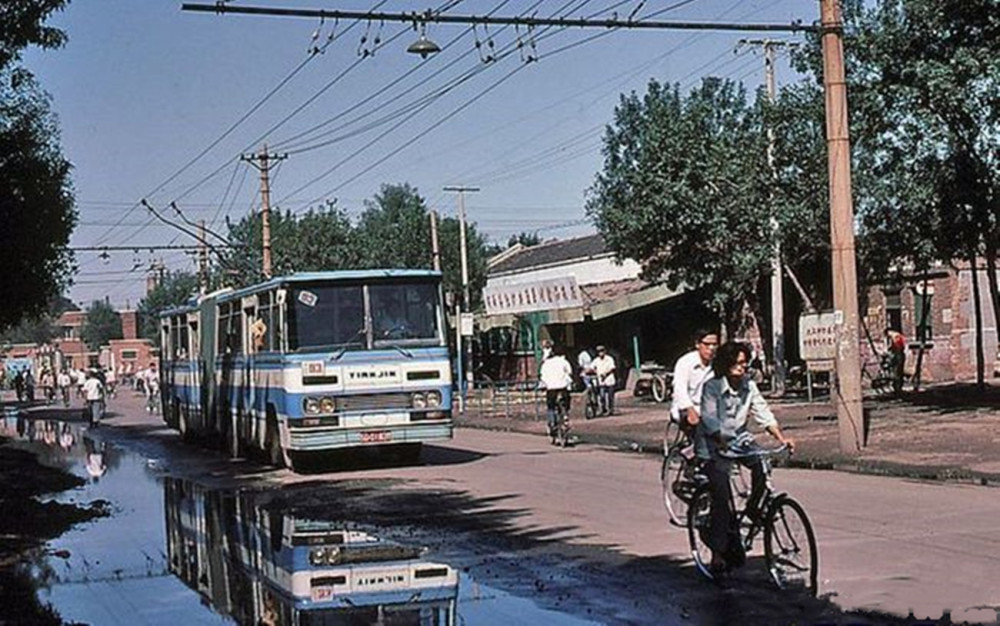 1980年代的天津街道上的无轨电车.
