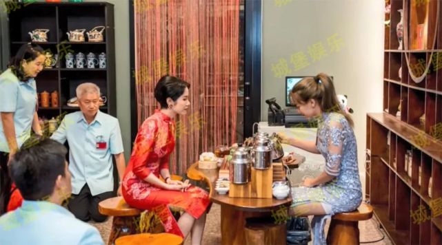 35岁泰国贵妃玩起中国风,看舞狮学茶道,喂锦鲤求吉祥真接地气!