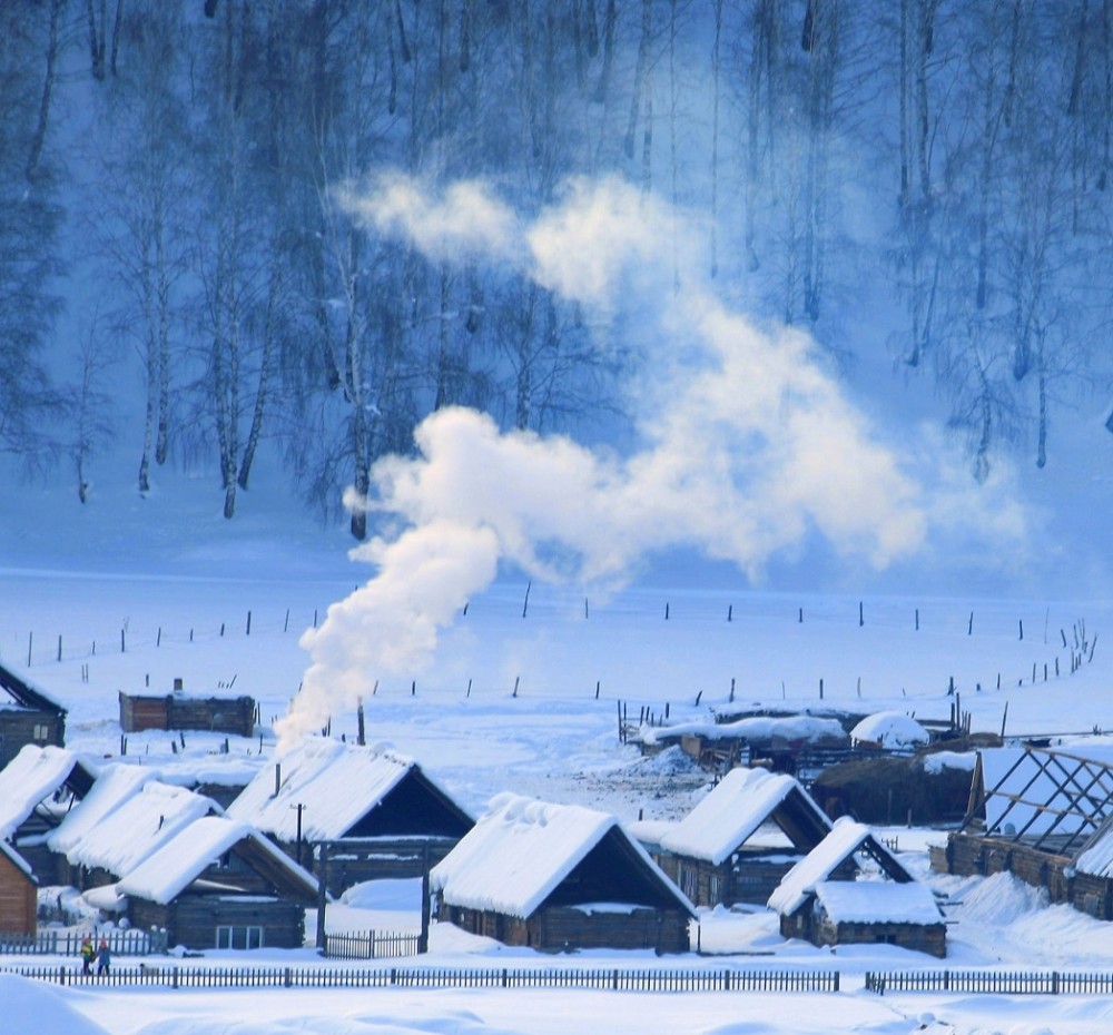 新疆阿勒泰地区禾木村的美丽雪景