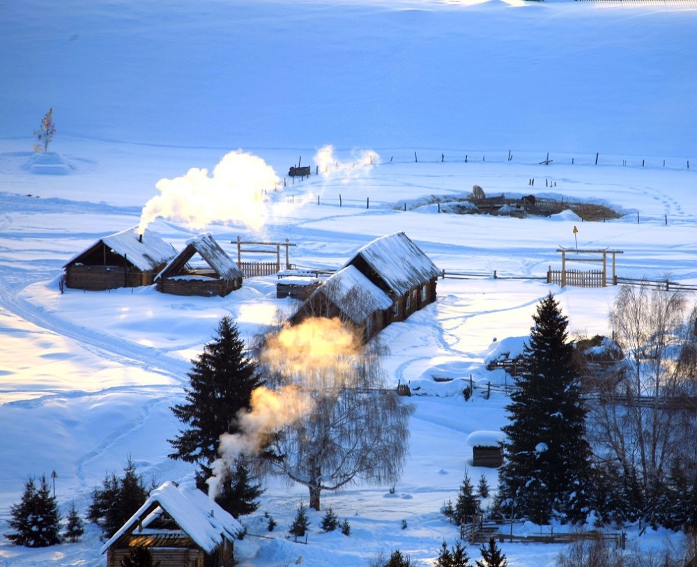 新疆阿勒泰地区禾木村的美丽雪景