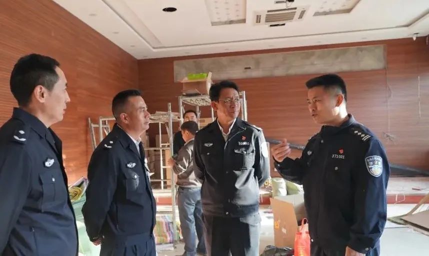 徐贤副州长深入怒江州公安局强边固防"四个中心"调研指导工作