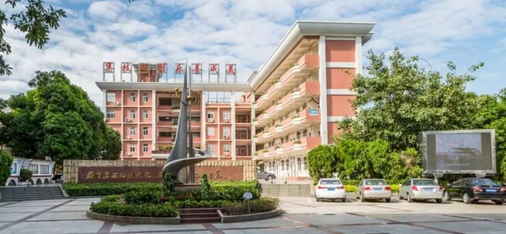 集美工业学校是经厦门市委市政府主导,2016年7月福建省教育厅批准,由