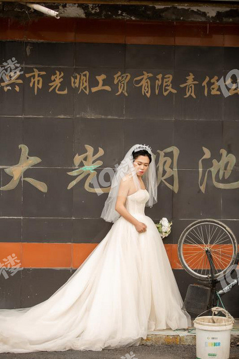 同一个人的婚纱照_女生照片同一个人(2)