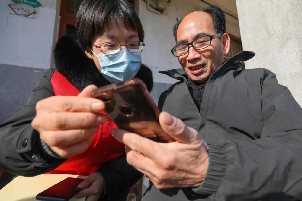 宁波海曙横街镇有个公益"帮帮团 手把手地教老人怎样用智能手机