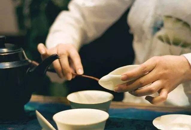 茶艺师沏茶