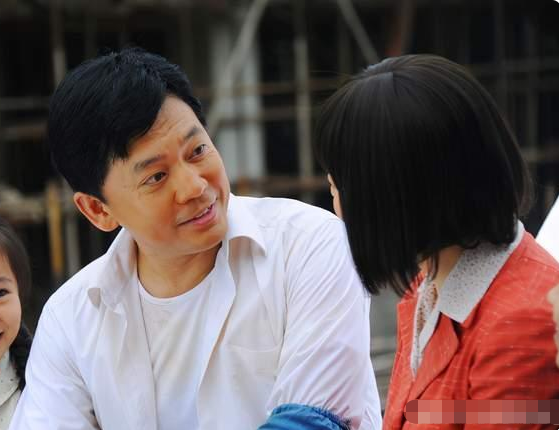 隐藏了28年,国家一级演员何政军的妻子竟是她,难怪一直0绯闻