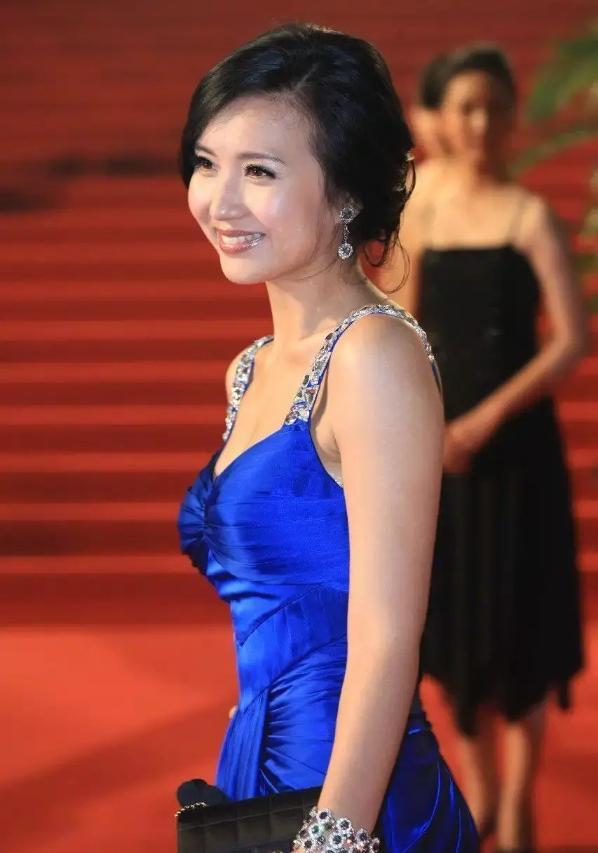 陈好"万人迷"不是白叫的,媚骨天成的女人味,礼裙都不如她吸睛