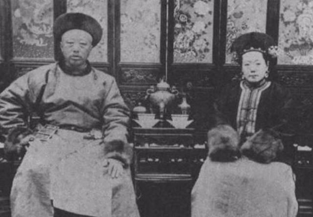 4.图中右边的女子就是慈禧的妹妹叶赫那拉氏·婉贞,很是端庄大气.