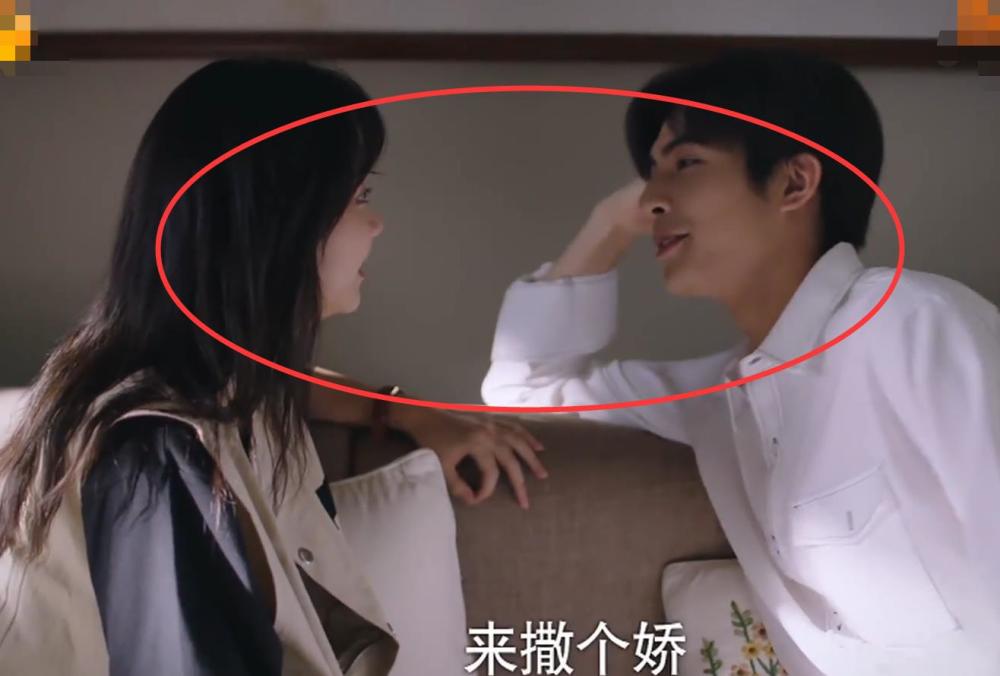 《以家人之名》李尖尖在家向凌霄撒娇,李爸推门而入,两人反应真实了