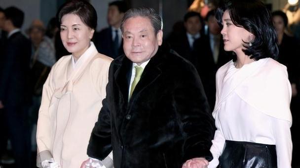 三星会长告别仪式阵仗大!李富真穿白衣憔悴不已,李在镕显领导范