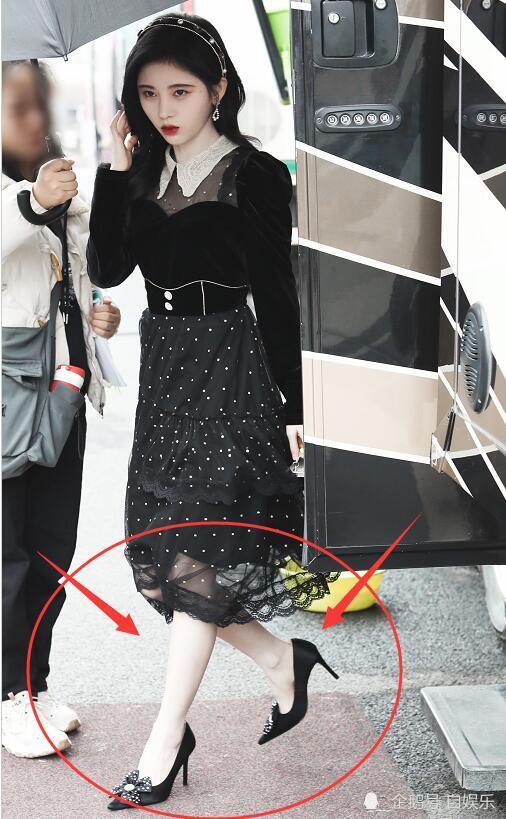 怪不得鞠婧祎不随便穿高跟鞋,换上那一刻,真实腿型我酸了