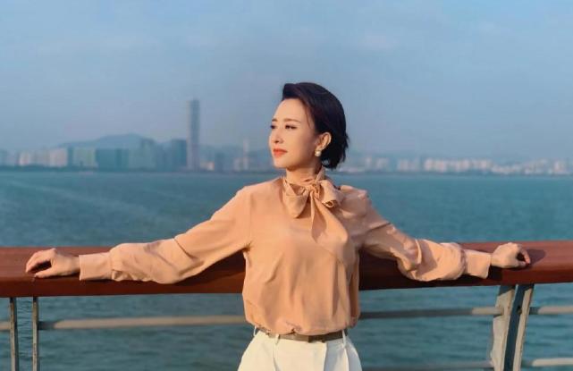 央视主持张蕾上综艺真放得开,穿西装配透视衬衫主持,这打扮女生酸到不