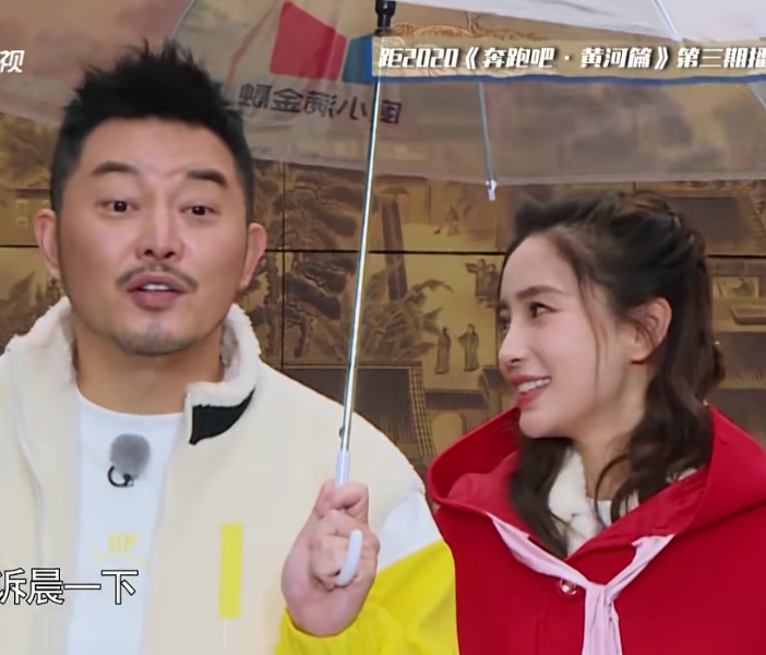 郑恺盯着杨颖看,两人对视了三秒钟,女方一个眼神暗示