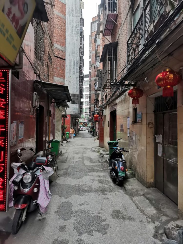 北有中山路,南有平西夜市.都是南宁著名夜市美食一条街.