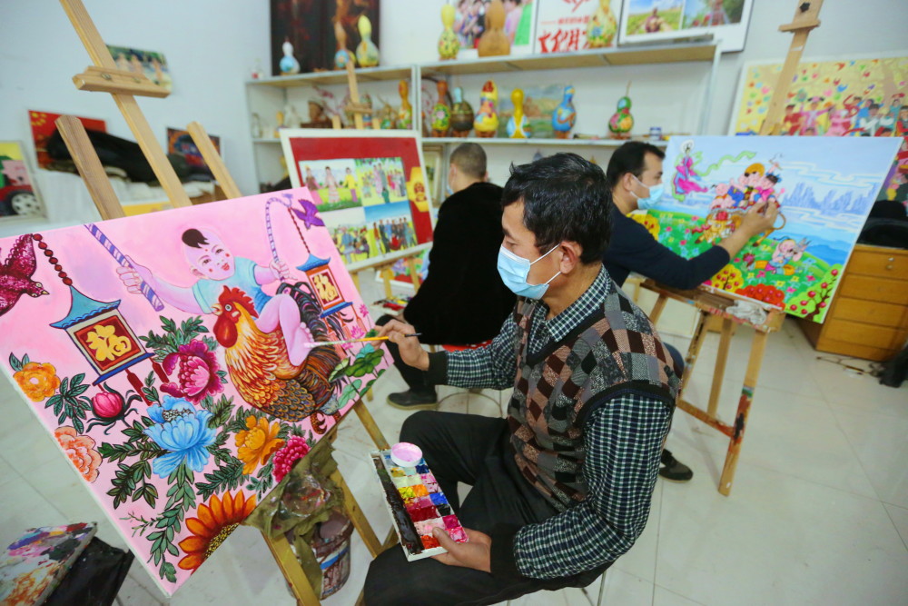 农民画家创作以弘扬中华传统文化,赞美新生活,讴歌新时代为主题的年画