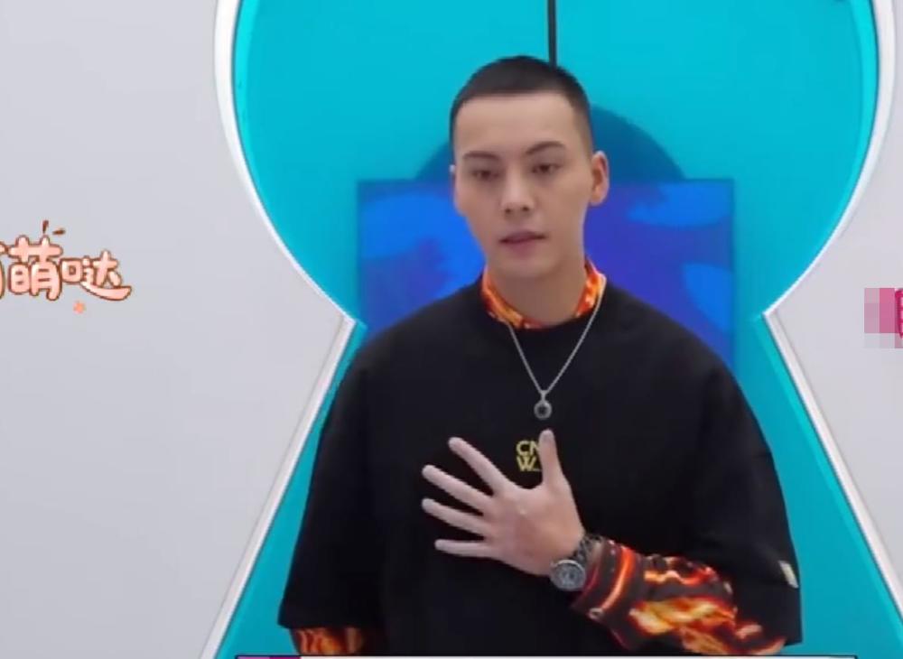 戚薇问陈伟霆的腹肌有几块,当他撩起衣摆那刻,戚薇反应真实了
