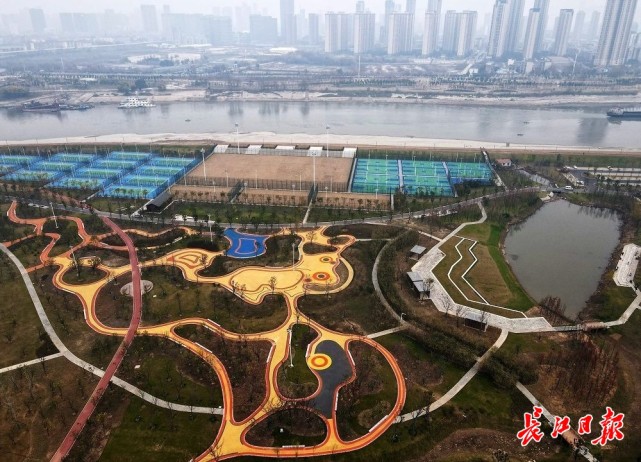 汉阳江滩三期公园景观错落有致功能区色彩赏心悦目