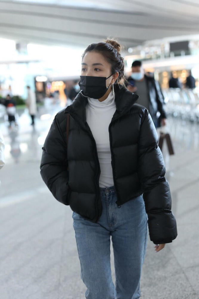 安崎是小个子女生"穿衣教科书",黑色羽绒服搭牛仔裤,简约大气