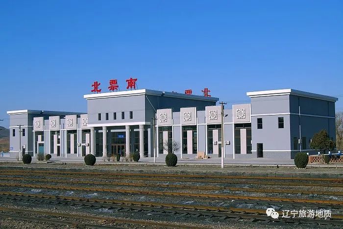 现站房建于2008年,原名大板站,金岭寺站,1996年更名为北票南站.