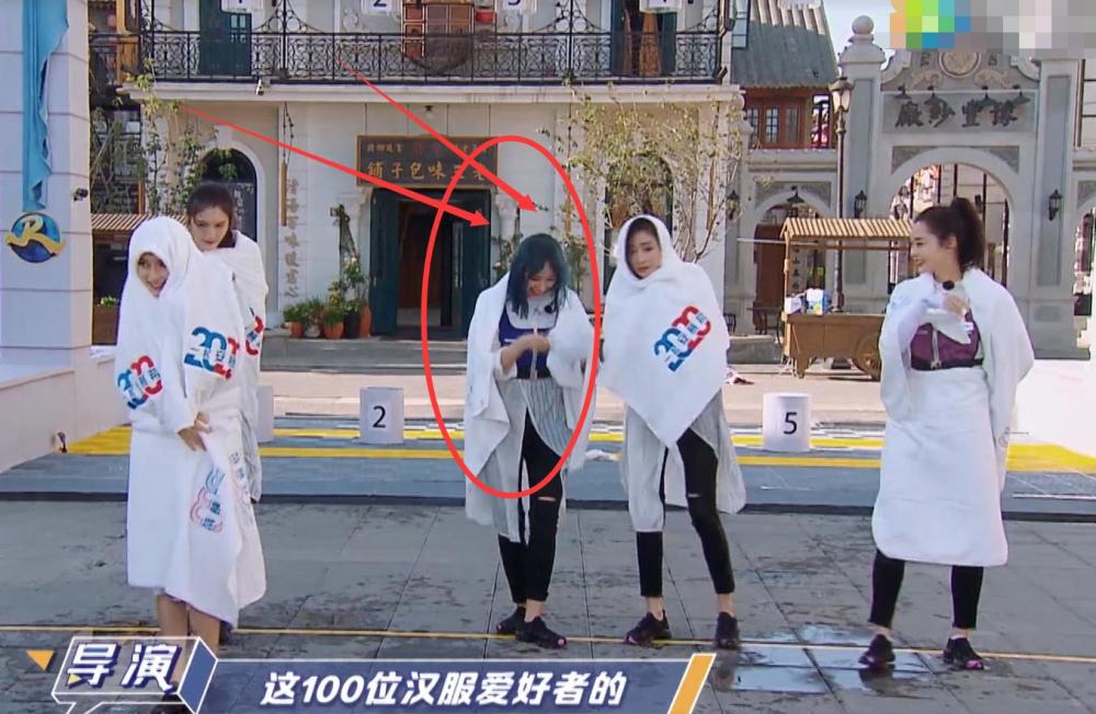程潇因染发《跑男》全程戴帽子,被水淋无意摘下,发色让镜头都来不及
