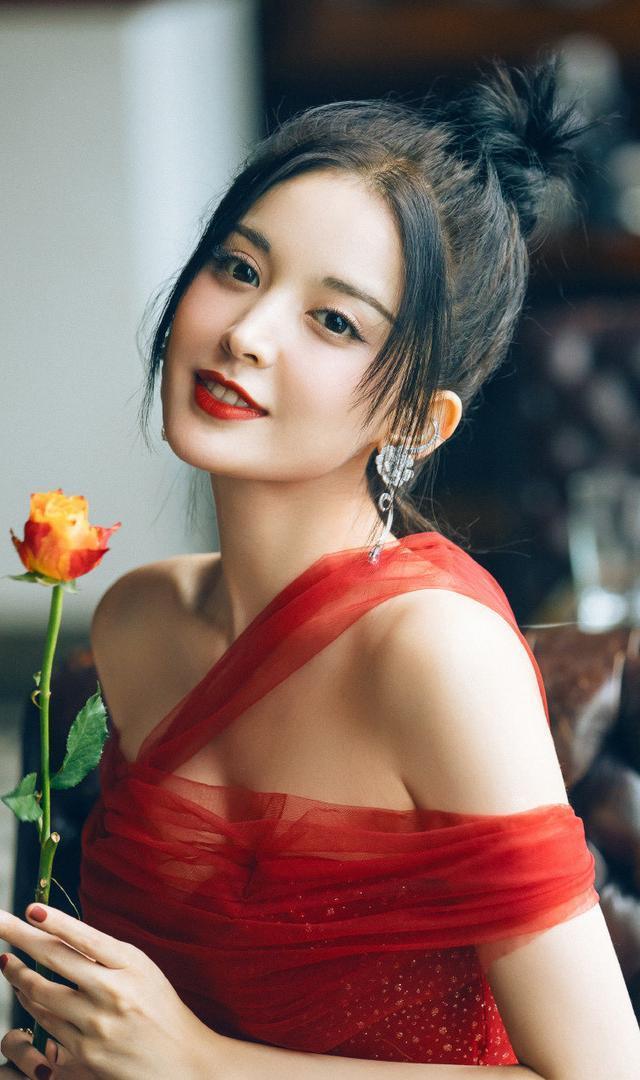 古力娜扎红亮色礼服出镜,复古风袭来,网友:美到让人窒息!