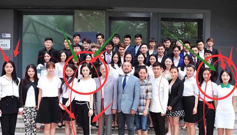周冬雨大学班级合照站最边不起眼谁注意娜扎站位不愧是校花