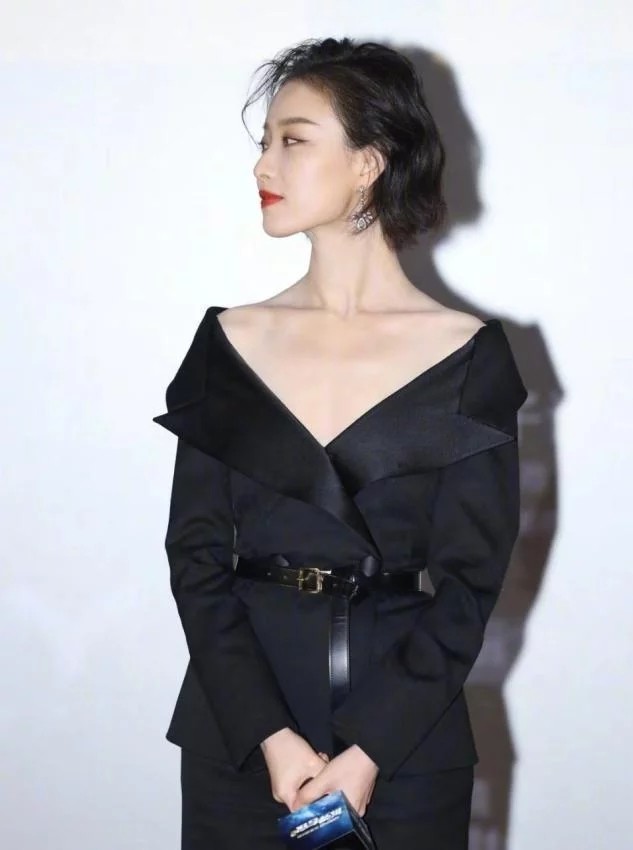 32岁倪妮生图曝光,一字肩排骨胸明显,网友:有些吓人别再瘦了