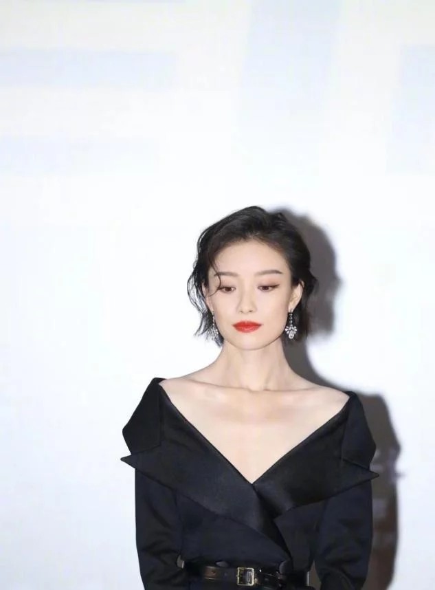 32岁倪妮生图曝光,一字肩排骨胸明显,网友:有些吓人别