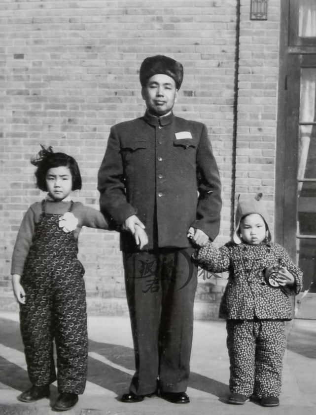许光是许世友的结发妻子朱锡明所生,后来许世友随军征战川陕,生死杳无