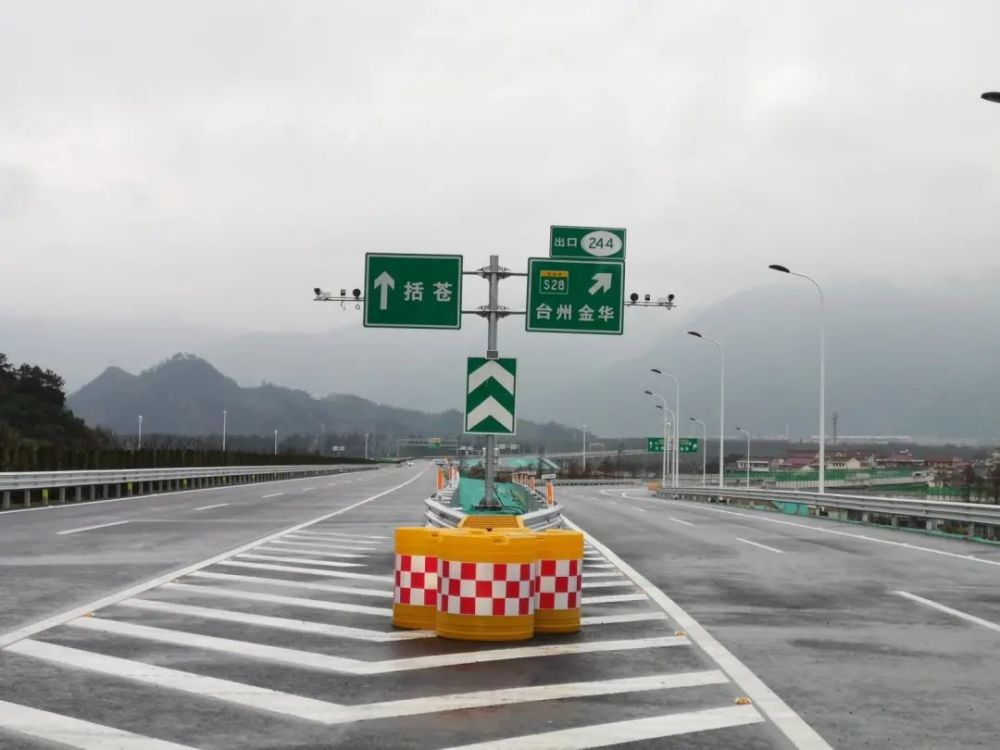 而台州市民可以先走s28台金高速再 从括苍枢纽转入杭绍台高速.