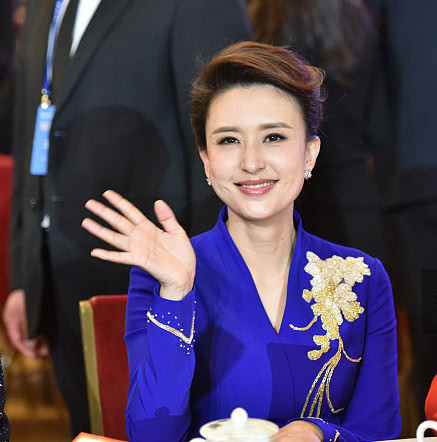 央视著名女主持,嫁大20岁的老公当后妈,如今的她真的幸福吗?