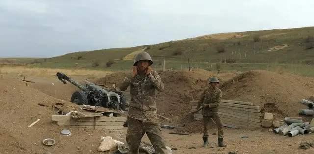 纳卡战争残酷一面:亚阿士兵尸体横七竖八,大批野猪赶来啃食