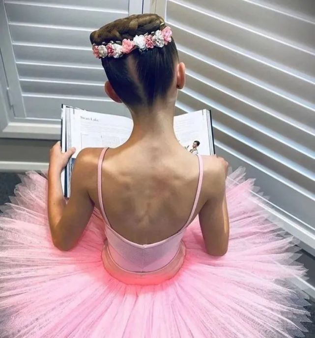 为什么上舞蹈课,特别是芭蕾课,女孩子要盘头发?还那么美那么美!