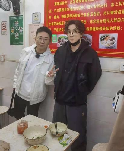 杨迪薛之谦苍蝇馆就餐环境简陋只有几个座位门口数名保安护驾