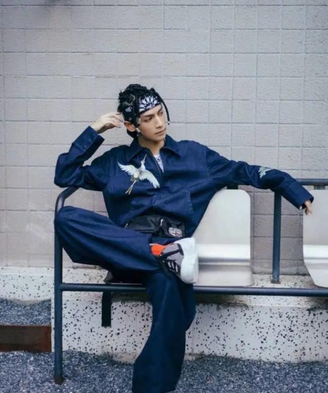 罗云熙瘦成"纸片人"?黑色机车服穿出宽松感,这身材让女生都羡慕