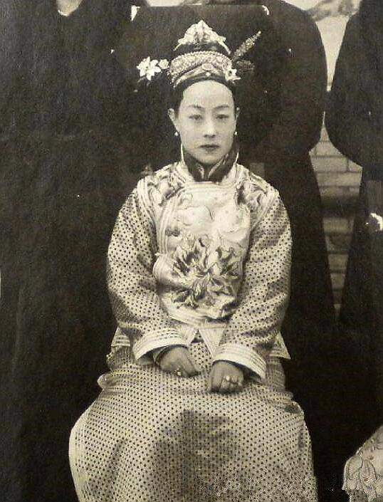 清朝罕见老照片:图2娇嫩漂亮的嫔妃,最后一图"高山流水"